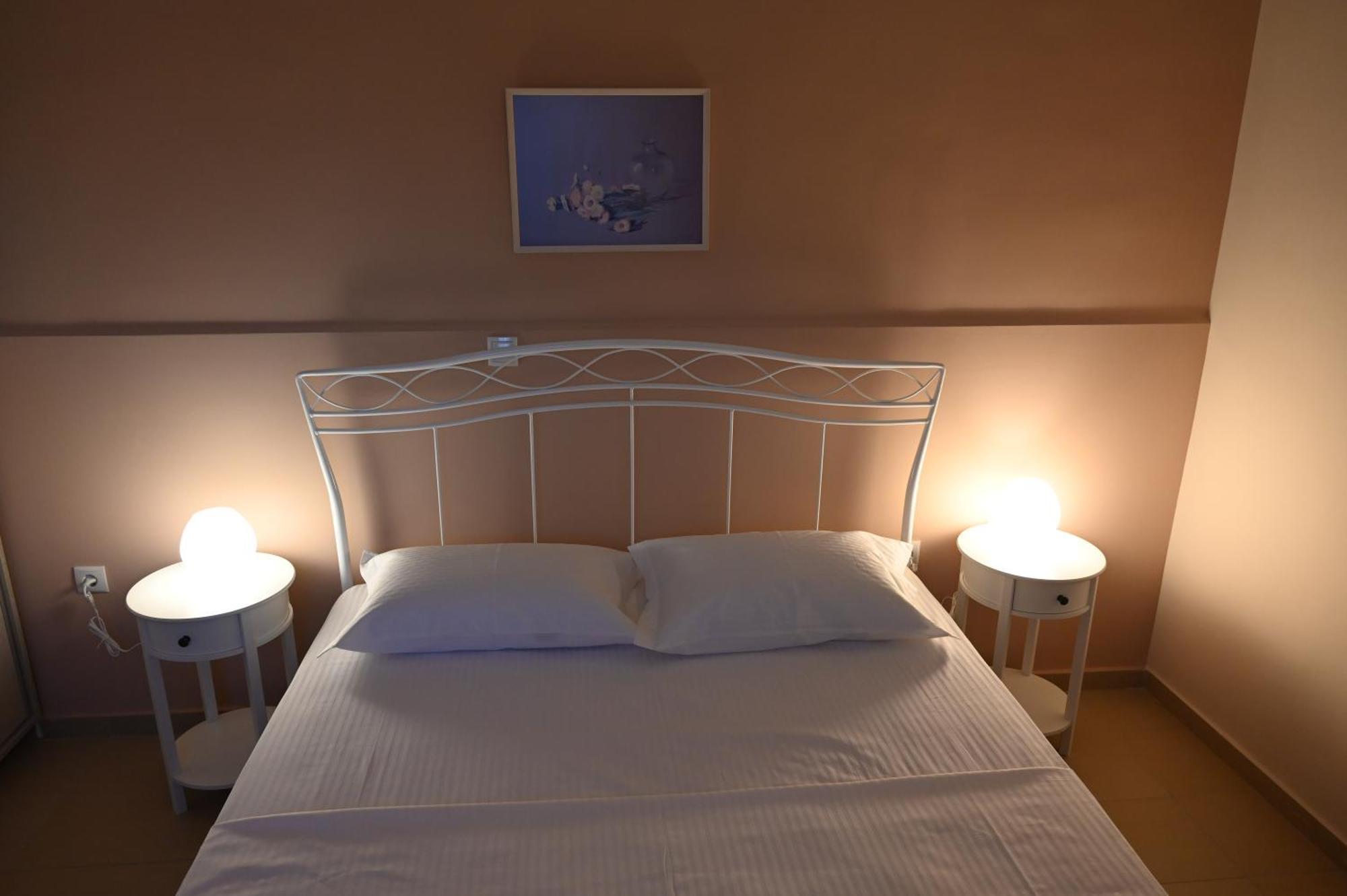 Evita'S Guesthouse Agia Marina Mikrolimanou Exteriör bild