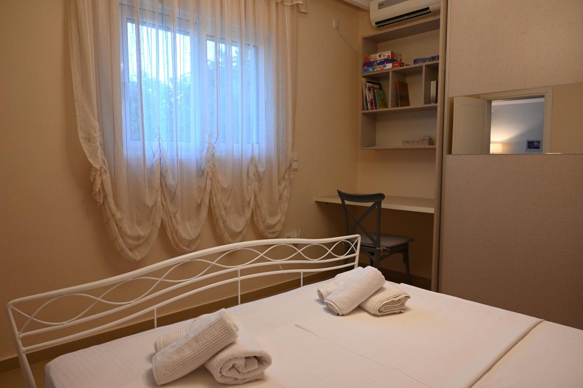 Evita'S Guesthouse Agia Marina Mikrolimanou Exteriör bild